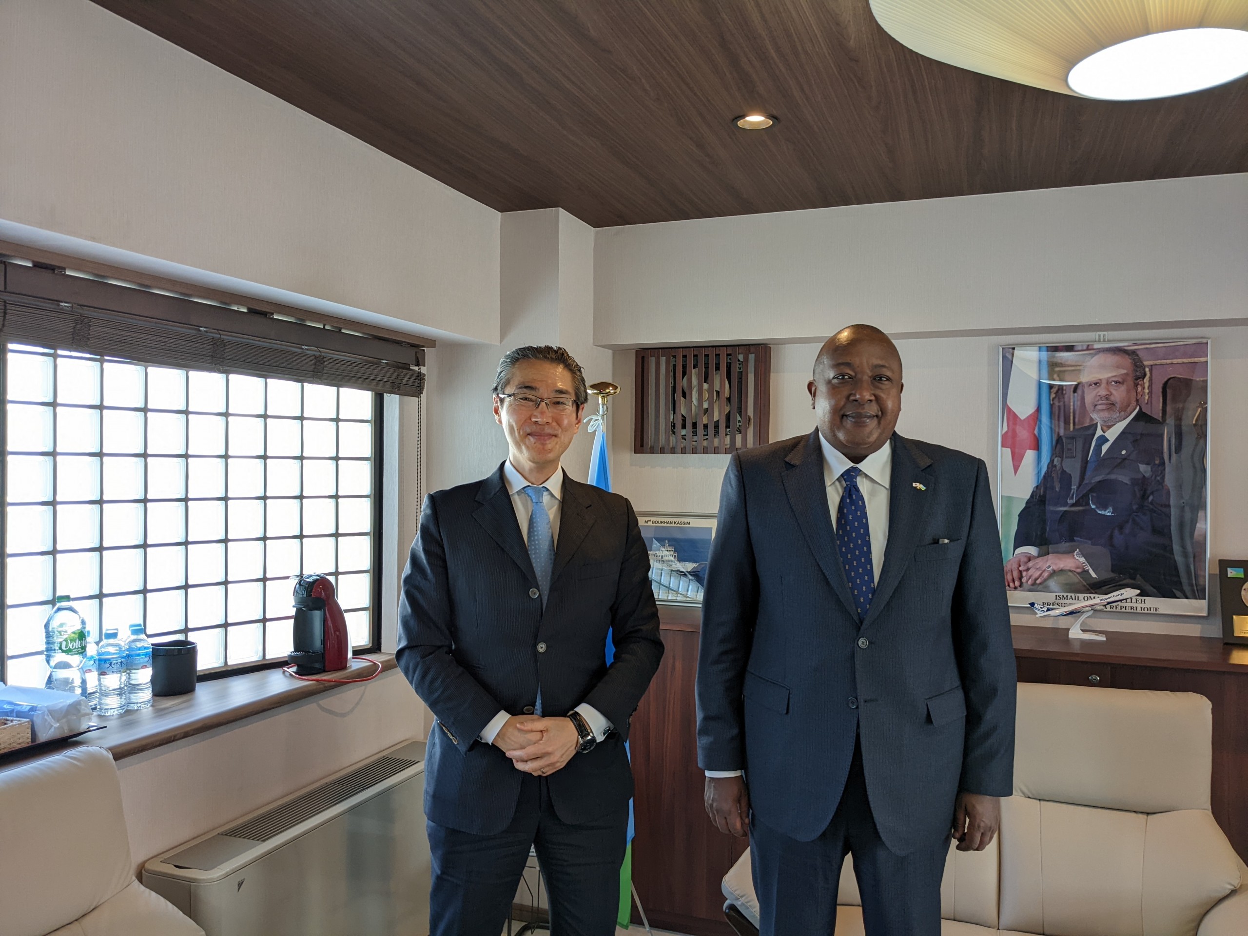 S.E M. Ibrahim Bileh Doualeh a reçu à la Chancellerie de la Republique de Djibouti M. Takashi HANAJIRI Representant de la Banque Africaine de Développement (ASIE) pour une visite de courtoisie.