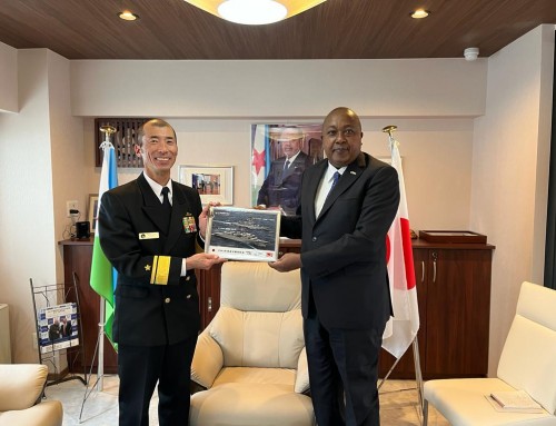 (English) H.E Mr. Ibrahim Bileh Doualeh received at the Chancery of the Republic of Djibouti Rear Admiral KOMUTA Shukaku Commander of Japan Maritime Self-Defense Force Training Squadron for a courtesy visit.